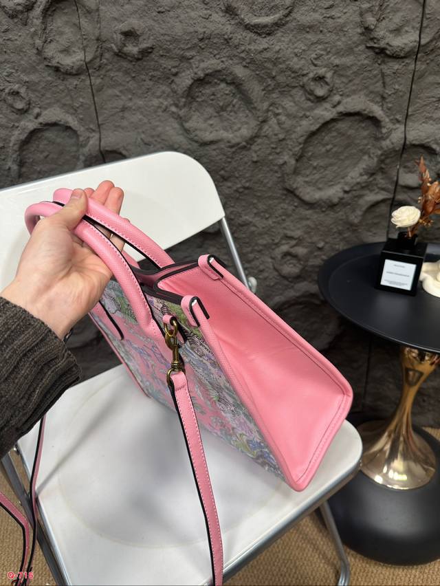 The texture of the Kuqi Gucci tote bag is very high-end, the capacity is super large, and it is also very durable. When carrying it on the street in daily life, it has a 100% return rate, which is this casual and lazy feeling. Size 32.27cm: