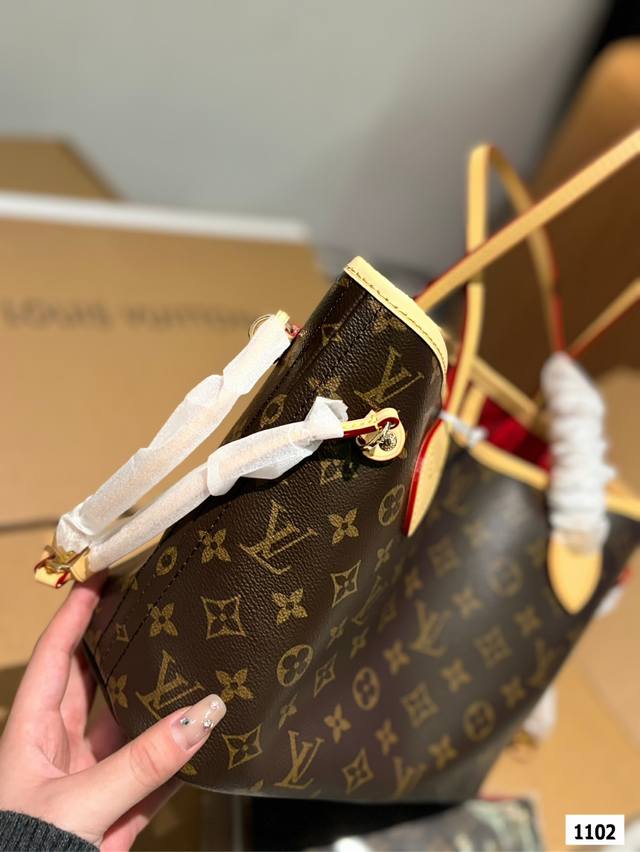 Gift box packaging Lv Neverfull shopping bag! An entry-level style! An absolute lifetime payment! This classic is self-evident! Street photography and practicality are both very popular choices! After receiving it, everyone can feel the air raid betw
