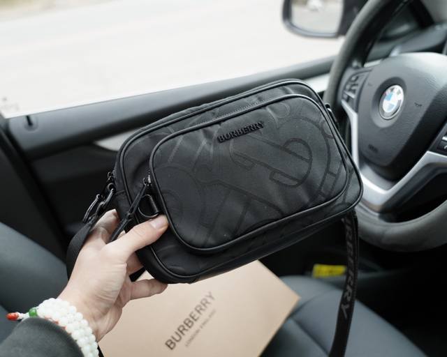 Burberry official website synchronizes the high version of the classic and timeless single shoulder crossbody backpack. The original fabric material has a delicate and deep waterproof and wear-resistant feel, which is not a common product in the mark