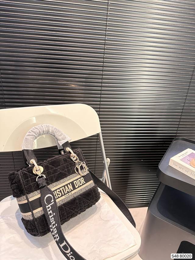 Dior's top of the line original lambhair Diana bag, Dior's new Lady D Lite series, exquisite craftsmanship, perfect color matching, overall fashion and retro, high-end and romantic. The handle and street junction are decorated with light: