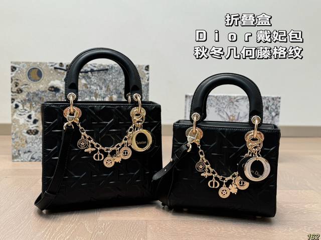 Folding Box Dior Concubine Bag Autumn/Winter Geometric Shape Vine Grid Pattern Concubine Bag Lady Latest Autumn/Winter Don't be too handsome, the geometric shape with strong design sense, the upper body is beautiful and stylish, paired with classic l