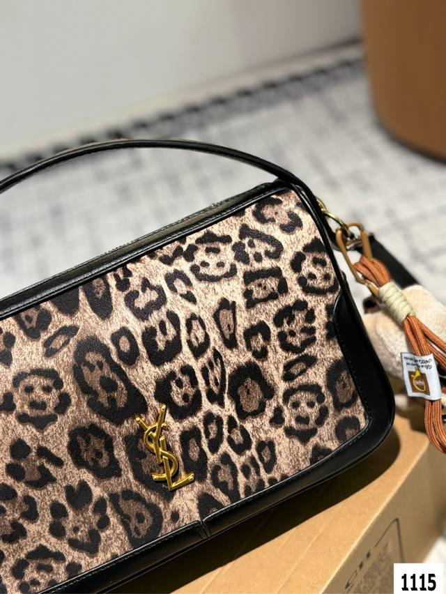 The Ysl handbag with the box is a hot and stylish new item that looks great when you go out. Size 28 20