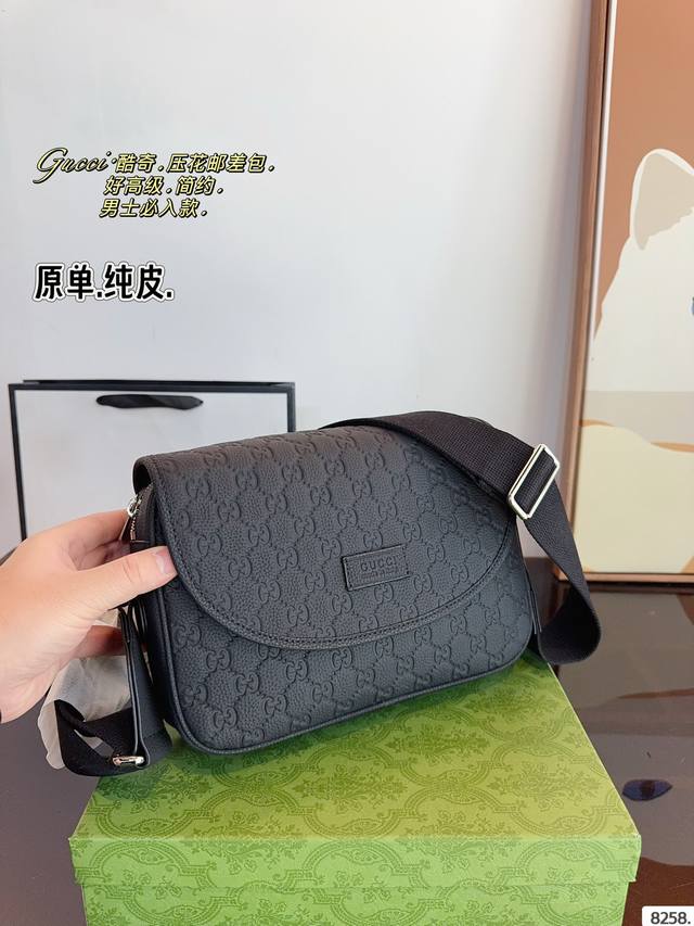 Pure leather gift box Gucci Kuqi Ophidia crossbody bag Gg men's bag is here~As time goes by, embossing is also a durable and timeless element. This bag has a small and stylish design, still with a retro tone, square and upright: