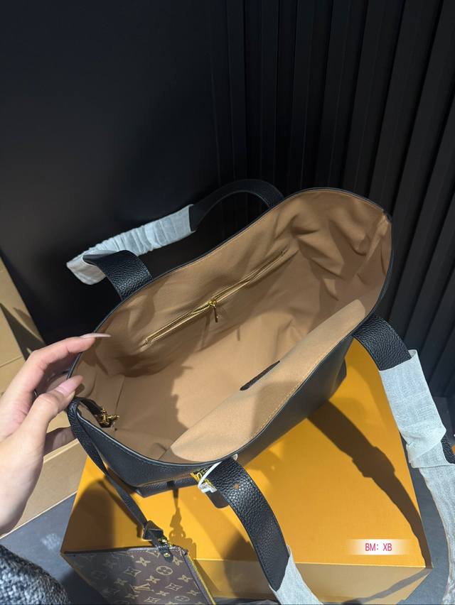 Chip version with folding gift box Lv lock head armpit new product launched tote bag, the end of the looseness is the soft cowhide material of hobo, and the detailed design of the lock head presents a lazy yet exquisite French style