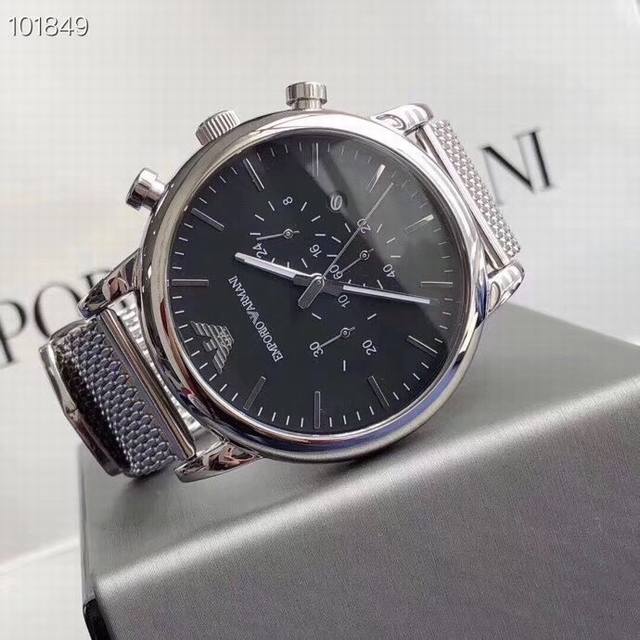 Armani's hottest piece of the year, ranked first on the Xiaohongshu chart, is a men's quartz watch model AR1979 with a calendar steel strap. The woven steel strap is perfect for business men and feels very comfortable to pick up. The three eyed dial