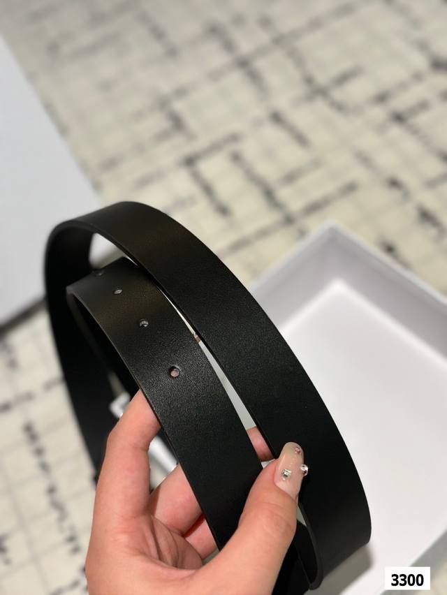 The original cowhide Cd belt with matching box has been very popular recently! Cowhide leather! Complete packaging! The belt belongs to it! Dior belts are exquisite and fashionable. Please note the size when placing an order: