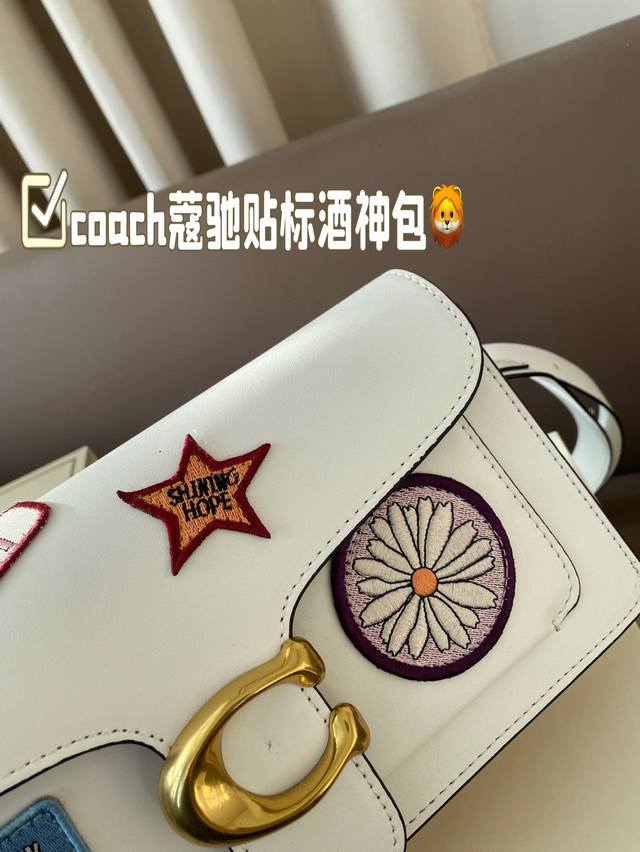 The color combination of Coach Coach Label Wine God Bag this time is simply a fairy color scheme! High in appearance and versatile, suitable for both handheld and crossbody use, this is the Coach Wine God! Cute and able to pretend! Handheld crossbody