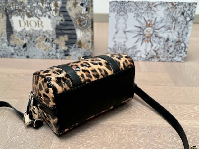 Dior's new pillow bag is durable, exquisite, and super capable of carrying capacity. It is also a must-have size for daily outings. 21 14: