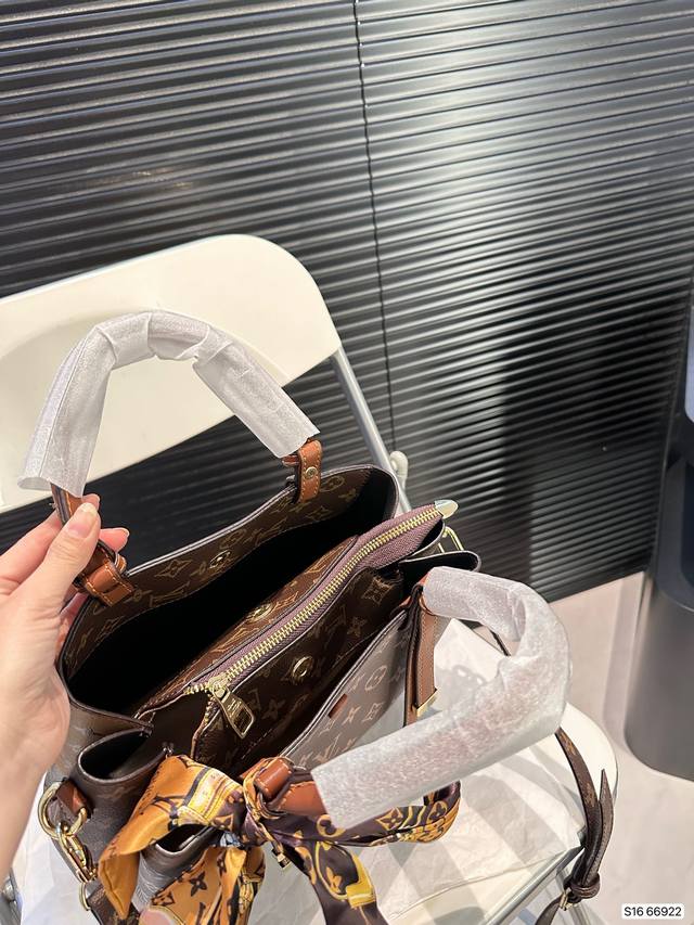 The Lv bucket bag is really simple. The more you look at it, the better it looks. The capacity is very touching and easy to hold daily carry on items. Size: 28 23, item number 66922. Revision: