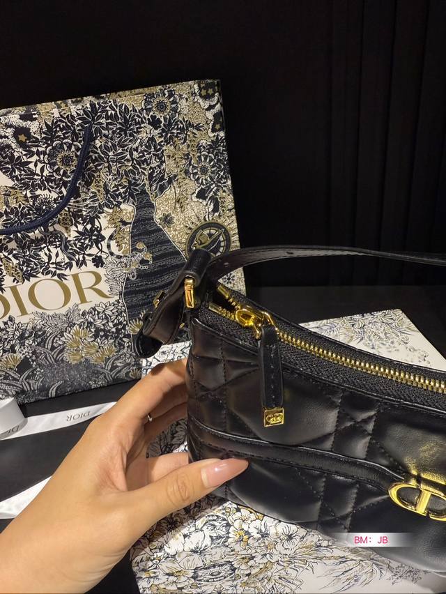 Paired with a folding box, Dior Crescent Underarm Bag, D Home Hobo Underarm Bag. The newly released Hobo is very cute! It's really low-key but inadvertently shows a sense of luxury! It feels very comfortable to carry! Size: 23 13: