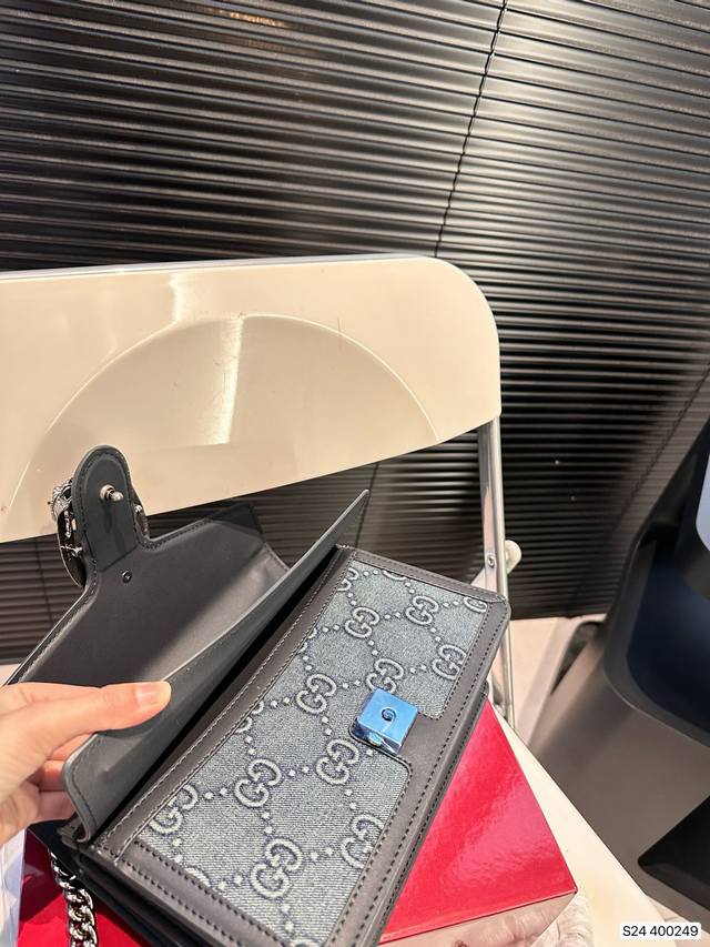 Paired with a folding box, Gucci's new cool denim wine god has just arrived this season. The new products are very classic and retro! The texture and color of denim with double G jacquard denim fabric The color is very nice! Size: 25 15 Item Number: