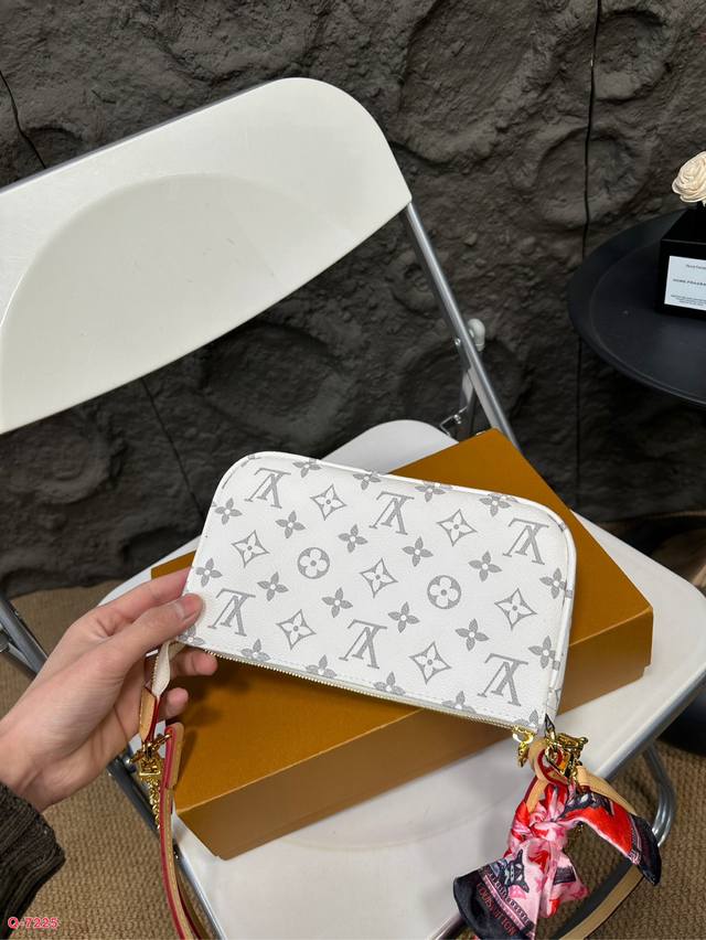 Paired with a folding box Lv Louis Vuitton and a silk scarf, this is a vintage mahjong bag under the armpit. It is exquisitely crafted and has an elegant shape that balances beauty and capacity. It is truly beautiful and durable, and can be carried f
