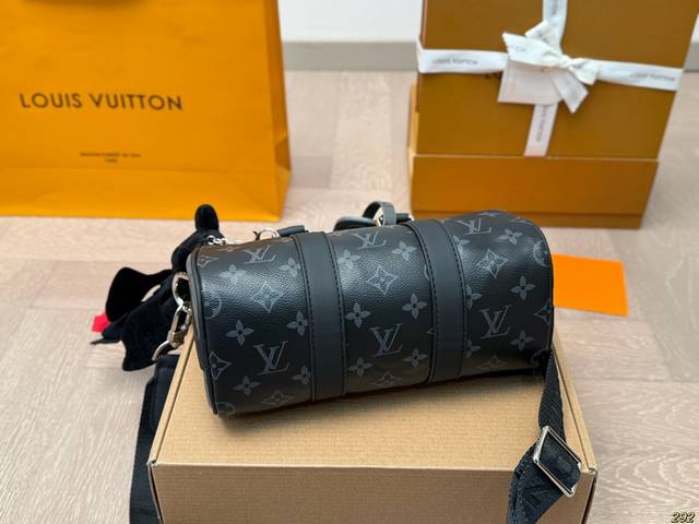 The airplane box Lv Keepall pillow bag has a large capacity and can hold essential items for daily outings. Size 25 13: