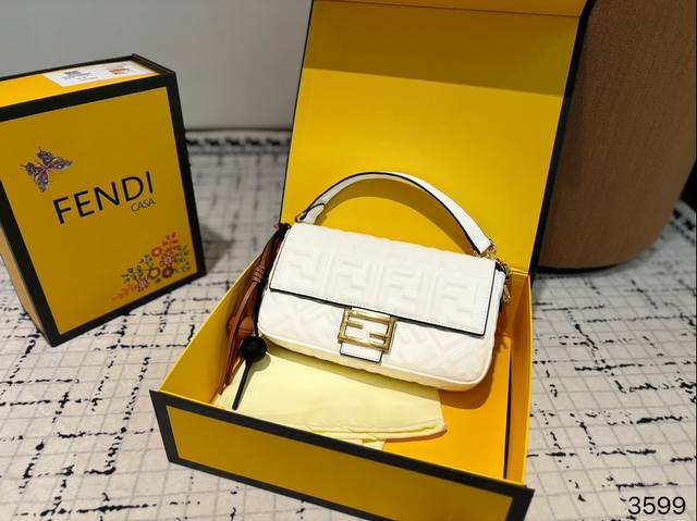 At first glance, I felt like I had been hit by the Fendi Baguette baguette baguette, which comes with a pendant. Plus, the medium size has a longer shoulder strap, which is very practical. Install two medium-sized ones: