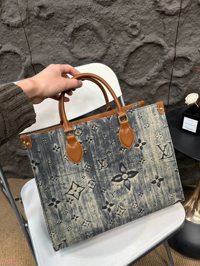 Lv Onthego denim vintage tote bag, fashionable tote bag, denim is definitely worth a season. The oversized shopping bag makes it look really stylish when worn! Size 34.27cm: