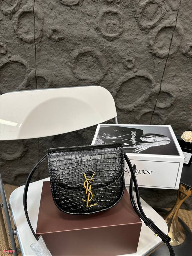 Full set of packaging for duty-free shop Ysl Saint Laurent crocodile embossed saddle bag with a million year heart effect on the upper body. Ysl hardware logo with crocodile embossed exquisite retro feeling overflowing on the screen. Chen Qiao'en's s