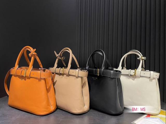 Paired with a folding gift box, Fendi Peekaboo kitten bag, classic bag design with a fashionable and high-end feel, full of any combination can be easily controlled. Size: 33 * 24: