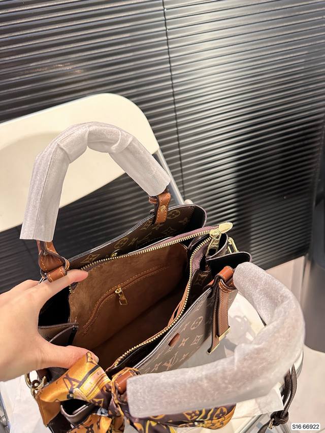 The Lv bucket bag is really simple. The more you look at it, the better it looks. The capacity is very touching and easy to hold daily carry on items. Size: 28 23, item number 66922. Revision: