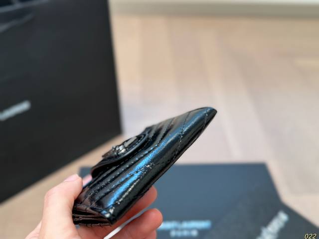 The latest model of Saint Laurent YSL counter with box matching has made a hot debut! Exquisite workmanship, comparable to a counter! Multi functional small wallet card bag with multiple card slots is a fashionable and beautiful must-have, super prac