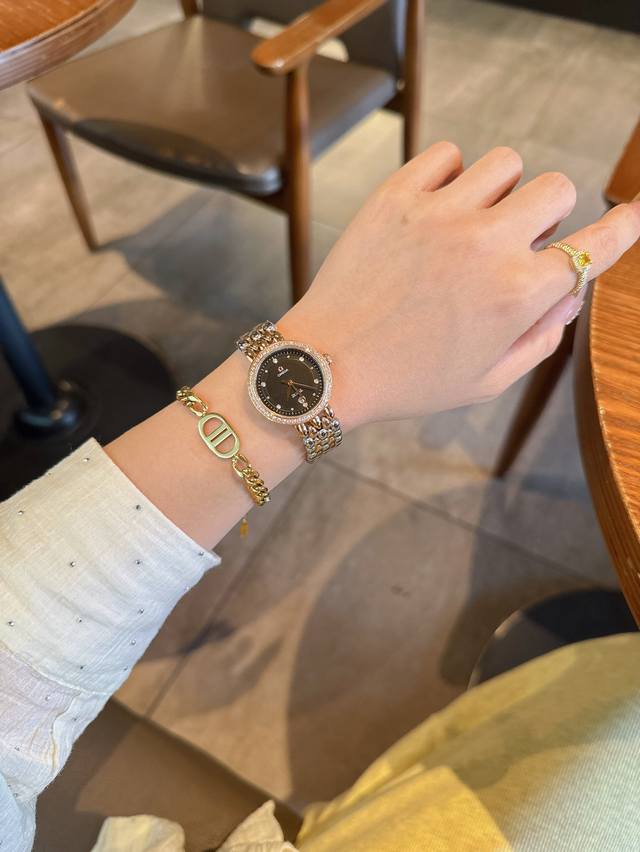 The upgraded Omega White Gold Diamond 30- Omega Elegant Series made an outstanding and stunning debut, perfectly combining the elegant charm of luxurious jewelry with the precise technology of excellent timepieces. The 