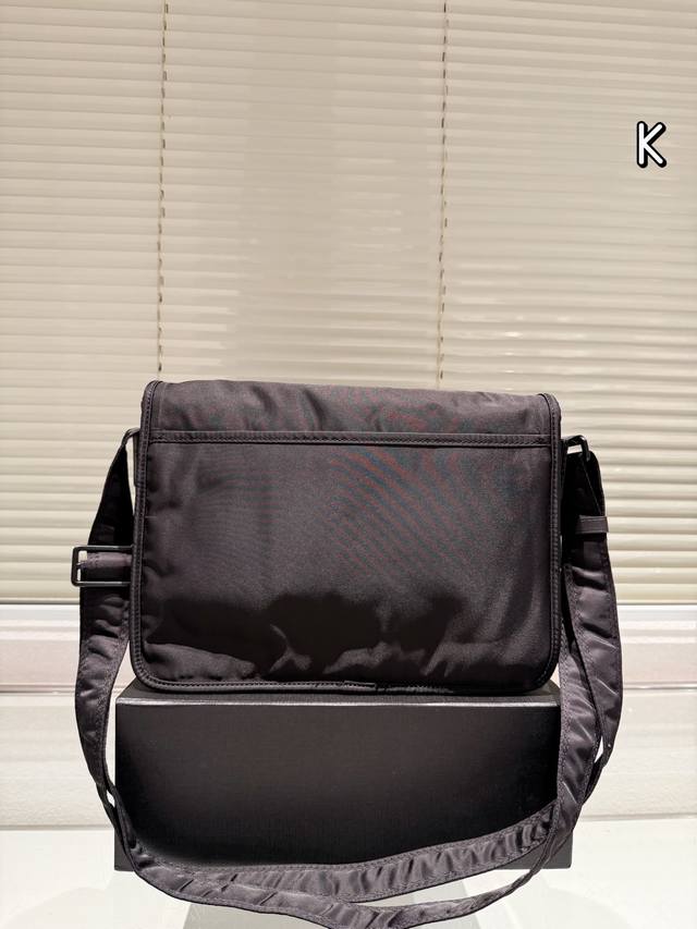 The Ysl Niki mailman bag has a tightly held temperament, and the # Niki shoulder strap can be adjusted to a single shoulder position, and even shorter to an armpit bag. Of course, this is completely fine for crossbody. The YSL nylon fabric reflects a