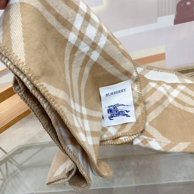 Gift box packaging for new scarves, Burberry. Original beautiful items, classic explosive items, heavy return to high-end. Burberry's new imported Nepalese cashmere top-notch embroidered scarf is definitely a top-notch design from a fashion brand wit