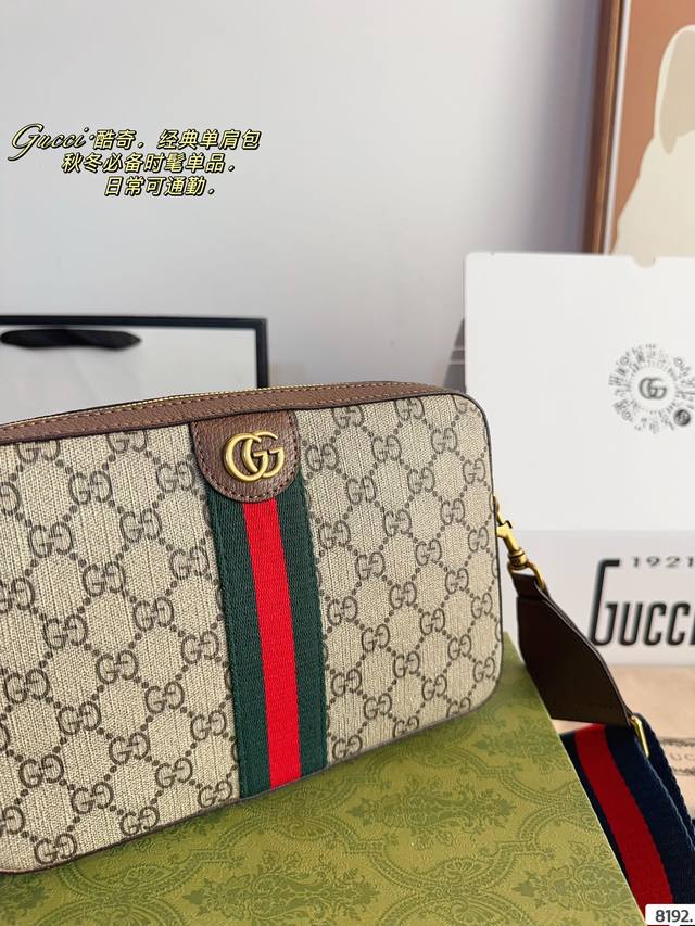 Comes with a gift box Gucci's new camera series Danning is really cool. In addition to its original elegance and retro style, it has become more fashionable and youthful. The black denim is slightly worn out. As a complete denim enthusiast, this seri