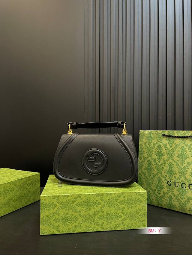 In the early 1970s, the Gucci brand created a new circular iteration version of the 1Ogo Interlocking, featuring the Blondie collection with foldable gift boxes, bringing nostalgia and modern fashion