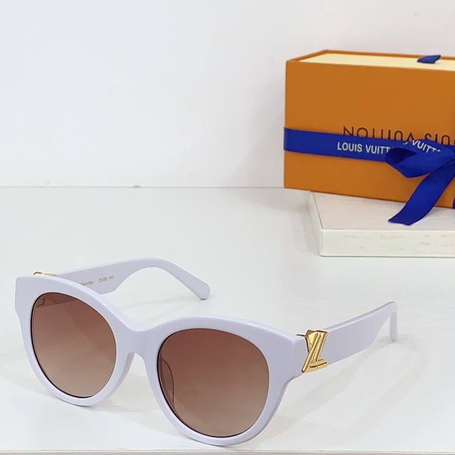 Louis Vuitton * Model: Z2422 Size: 53 Port 20-140