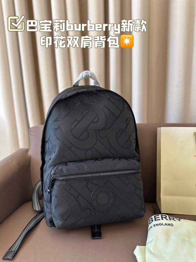 Burberry's new backpack print series is fashionable and casual in style. The fabric is high-density, waterproof, and easy to maintain in the rain. Size 30 * 40: