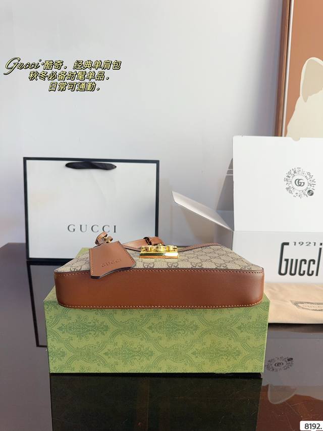 Comes with a gift box Gucci Padlock Underarm Backpack 2024 New Hobo Compared to the previous Padlock, it is lighter and has smoother and more natural lines. The hardware part will not collapse very much, and the package has a firm bottom: