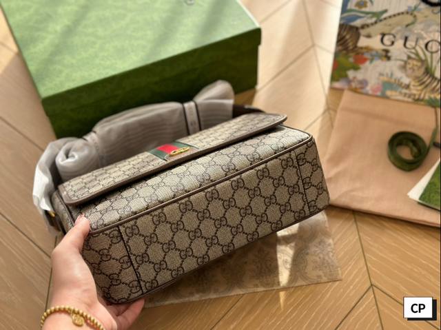Gucci Men's New Postman Bag Comes with a Box, Suitable for Men's Daily Commuting Match, Can Hold iPad Wall Crack Recommended 29 * 17: