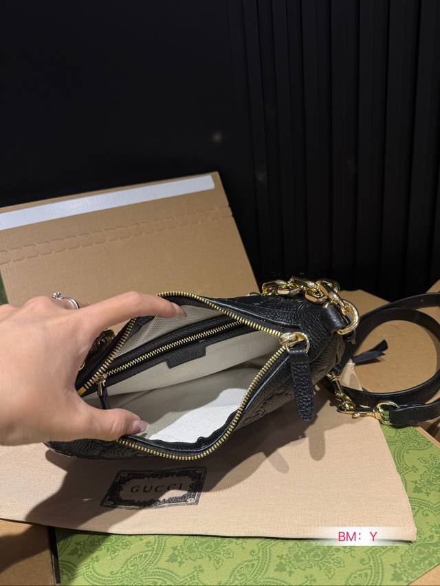 Paired with a foldable gift box, this cool underarm bag not only has a charming appearance but also a pleasing space. It is versatile and easy to carry all year round, making you instantly fashionable and refined. Gucci underarm bag, chain strap, hor