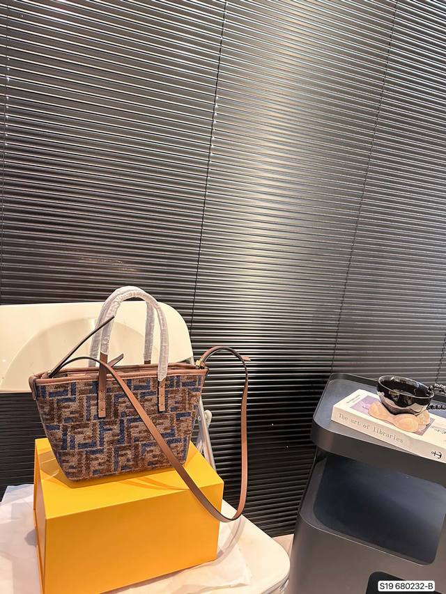 Paired with a folding box and a Fendi Roll basket, it effortlessly embodies retro fashion. The bag shape is quite broad, simple yet not simple, and does not require excessive decoration. When paired with a suit and t-shirt in daily life, it can fully