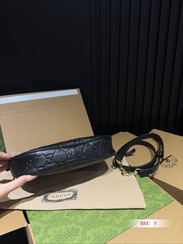 Paired with a foldable gift box, this cool underarm bag not only has a charming appearance but also a pleasing space. It is versatile and easy to carry all year round, making you instantly fashionable and refined. Gucci underarm bag, chain strap, hor