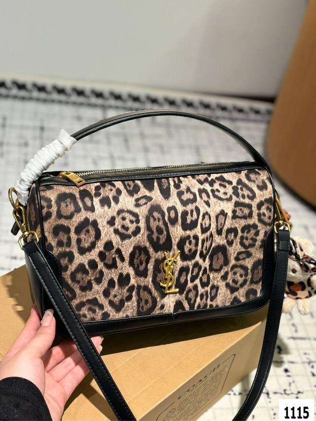 The Ysl handbag with the box is a hot and stylish new item that looks great when you go out. Size 28 20