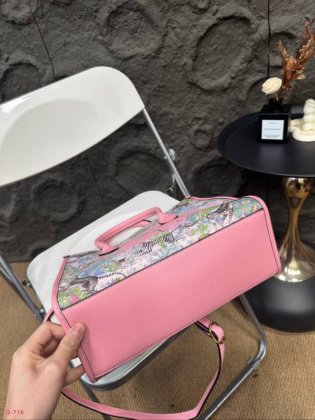 The texture of the Kuqi Gucci tote bag is very high-end, the capacity is super large, and it is also very durable. When carrying it on the street in daily life, it has a 100% return rate, which is this casual and lazy feeling. Size 32.27cm: