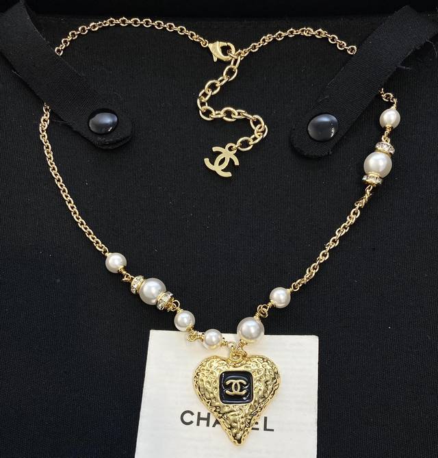 The high-end version includes a full set of packaging for the Ch Nel Fragrant Lava Love Necklace. The length can be adjusted for autumn and winter hot items. The series will be launched online and purchased from ZP for development as soon as possible