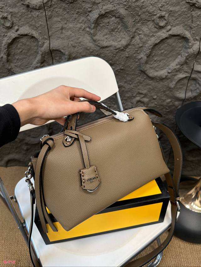 Comes with a folding box and Fendi pillow bag. By The Way, it has a large capacity and is cute and can be carried by hand or slung over the body. It can be sweet or salty! Size 27.18Cm: