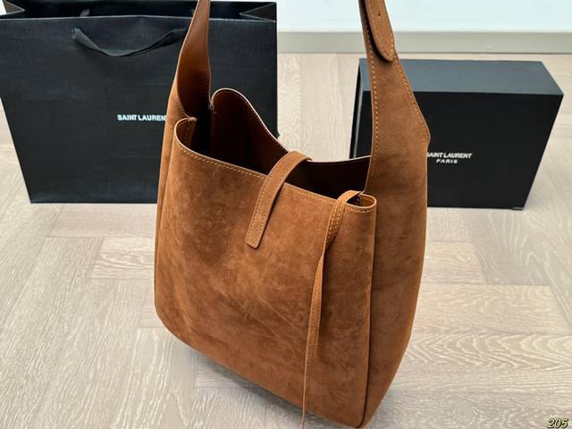 Paired with Saint Laurent Ysl Underarm Bucket Bag, this popular hobo underarm bag features a simple yet sophisticated design. The Ysl metal logo adds a balance of rigidity and softness to the bag, creating a fashionable collision. Ysl Saint Laurent S