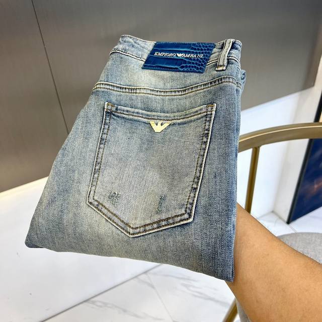 ARM Armani, 2024 early spring new retro blue denim fashionable washed denim jeans, denim jeans are a must-have item in the wardrobe, a tool for daily mixing and styling, every detail is enough to taste! The classic overall design carries a retro styl