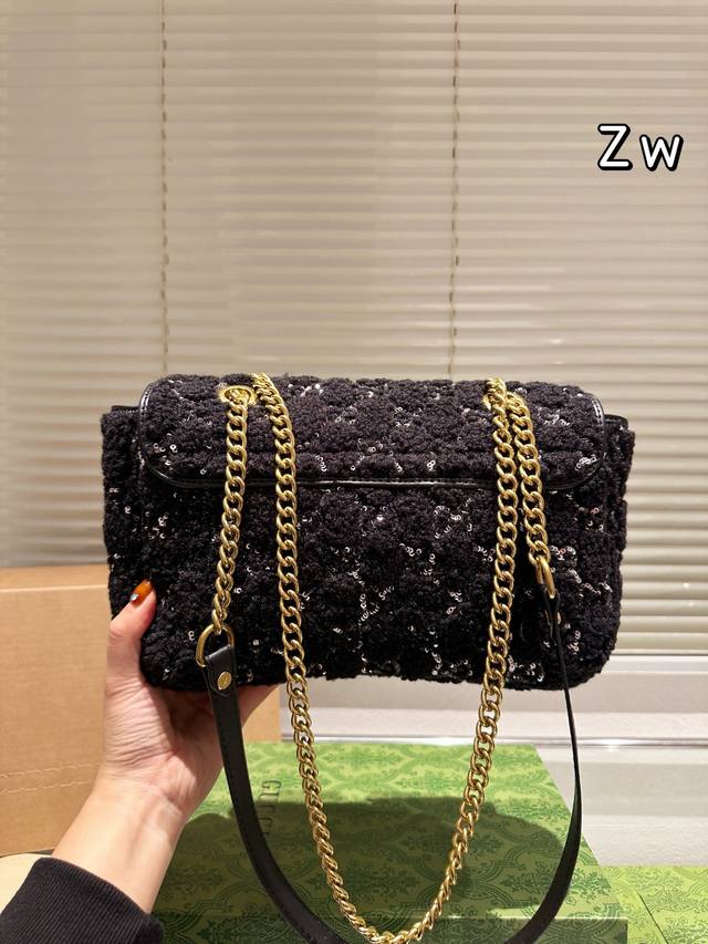 Gucci 27Cm Gold Velvet Gucci Velvet Marmont This product is absolutely amazing. It looks great in real life and I don't know how to describe it. It can be said to be super personalized yet super easy to carry! Size 27cm complete gift box packaging: