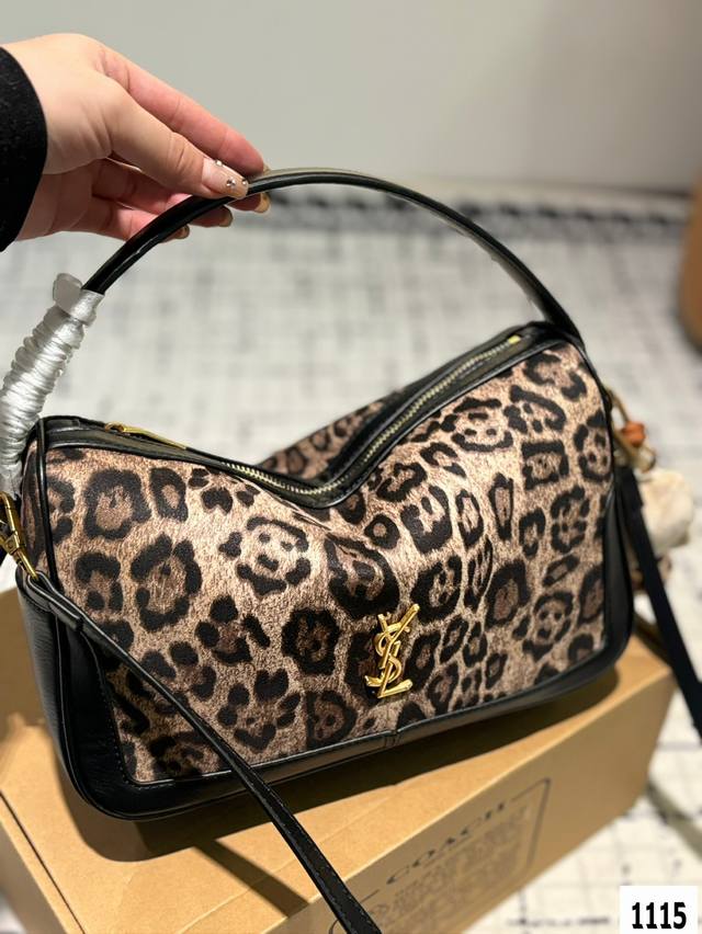 The Ysl handbag with the box is a hot and stylish new item that looks great when you go out. Size 28 20