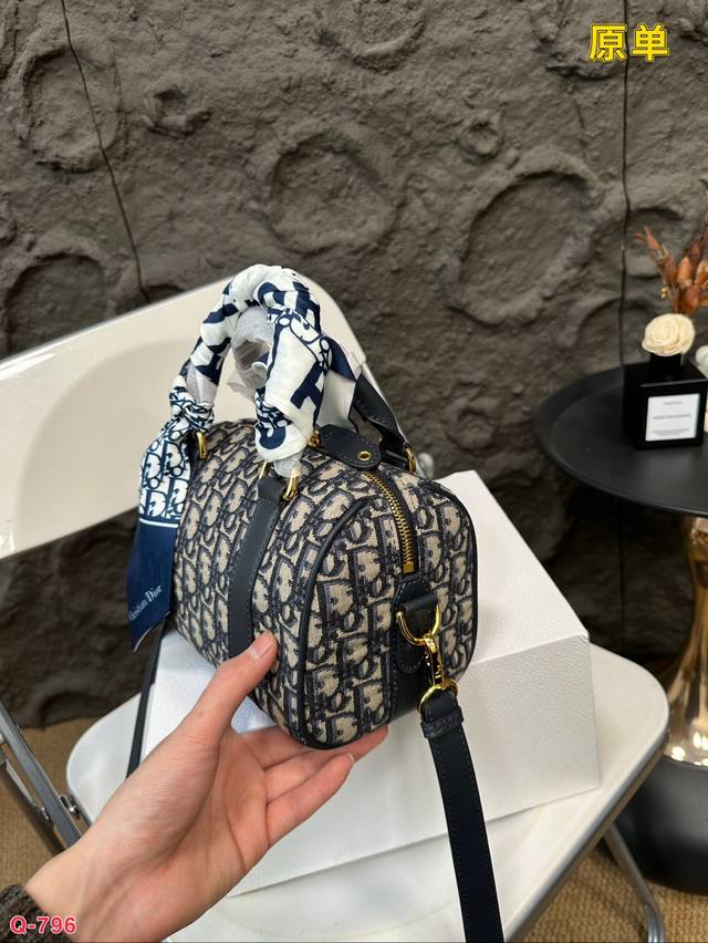 Paired with a folding box, the original Dior pillow is such a beautiful denim bag that even straight women of steel can't resist. Denim color is the pioneer of the fashion industry and the favorite pillow bag of fashionistas. Everyone knows that it c