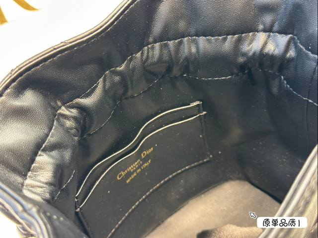 The front of Dior's new product comes with a vintage gold finish metal CD logo, paired with a drawstring compartment for storing various daily items. Paired with an adjustable chain shoulder strap adorned with leather straps, it can be carried, slung