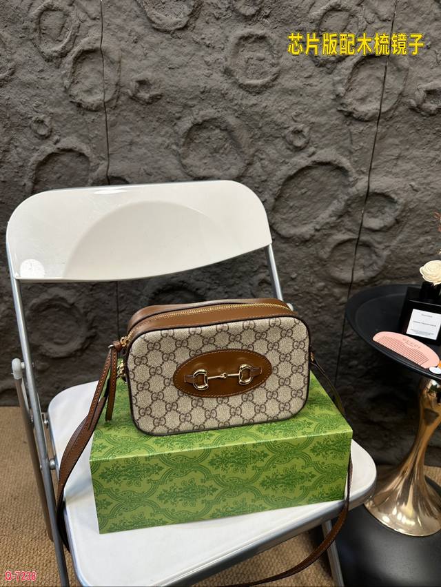Paired with a folding box, Gucci Cool Horse Camera Bag, and a wooden comb mirror, this retro and cute small bag can magically hold all necessary items, including your camera, wallet, and lipstick. This is a product that you will not regret purchasing