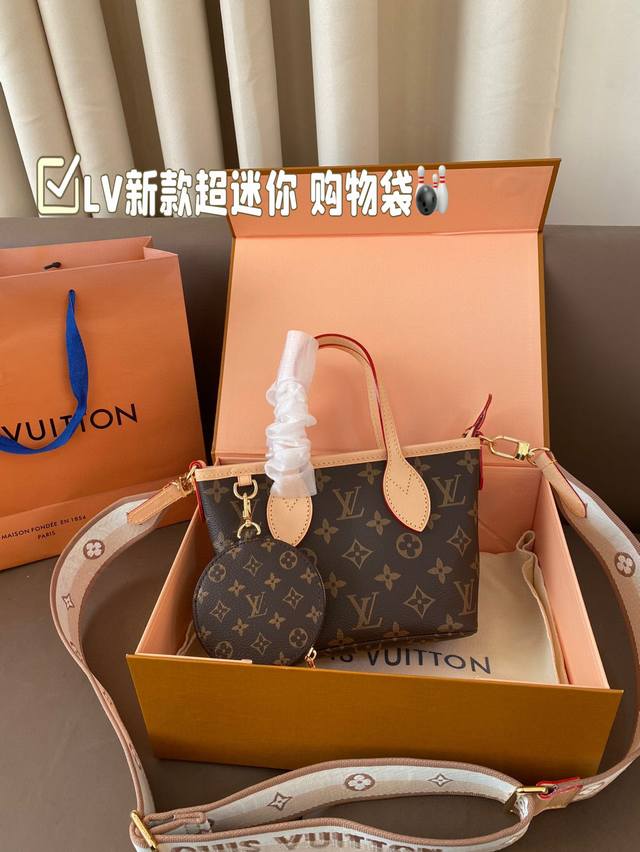 Lv's new ultra mini shopping bag is both milk and high-end. The mini size is lightweight and portable, yet still exudes an elegant temperament