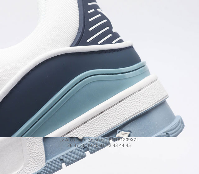 Louis Vuitton Lv's board shoes are fashionable sports shoes with a thick sole that increases the height of the shoes for both men and women. They are comfortable, non slip, and versatile, dominating the entire fashion and entertainment industry. The 