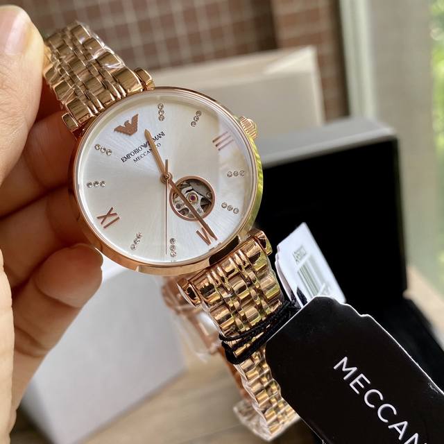 Armani mechanical women's watch has arrived!! Classic and minimalist Italian style, with a transparent heart on the exposed movement, 316 stainless steel strap, original mineral crystal mirror with 30 meter waterproof buckle, fully manual winding mec