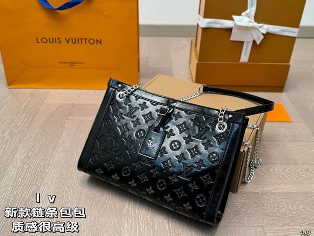 The Louis Vuitton LV chain bag has a luxurious texture and a 100% return rate when worn on the street in daily life. It has a casual and lazy feel. Size 31 21: